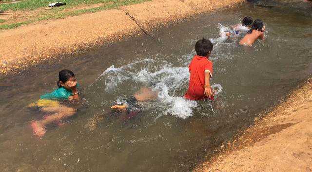 "Anak-anak bermain di alam". Sumber foto - pexels.