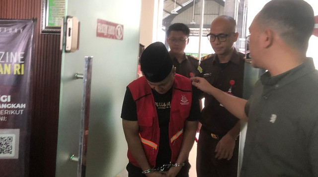 Mantan Kades Lubuk Mas, Kecamatan Rawas Ulu, Kabupaten Muratara saat digiring petugas Kejari Lubuklinggau. Foto : Istimewa