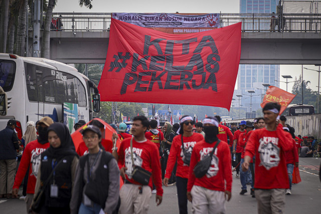 Sejumlah buruh dari berbagai elemen mengikuti unjuk rasa memperingati May Day di depan Kompleks Parlemen, Senayan, Jakarta, Kamis (1/5/2025). Foto: Iqbal Firdaus/kumparan
