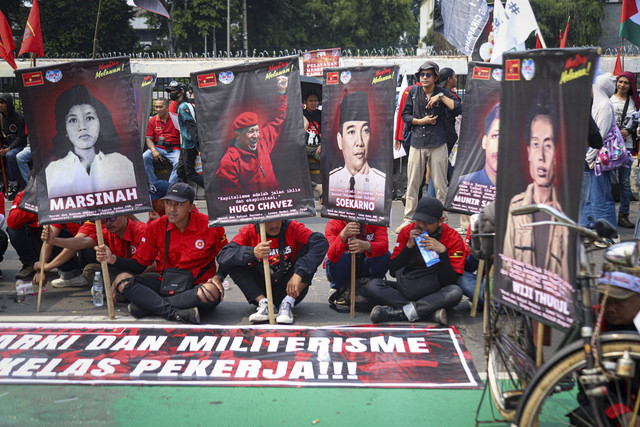 Sejumlah buruh dari berbagai elemen mengikuti unjuk rasa memperingati May Day di depan Kompleks Parlemen, Senayan, Jakarta, Kamis (1/5/2025). Foto: Iqbal Firdaus/kumparan