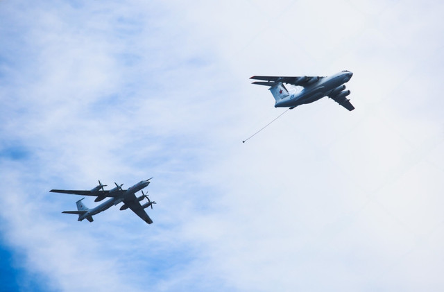 A squadron formation of russian attack aircrafts in the air, russian aerospace forces, with fighter planes, bombers and interceptors. Source: Tsuguliev/shutterstock.com
