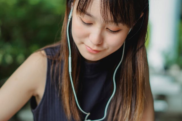 Ilustrasi arti lagu Trouble Is A Friend Sumber: Pexels/Zen Chung.