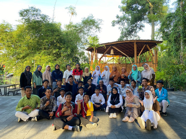 Selepas acara, para siswa dari berbagai sekolah berfoto bareng Sosiawan Leak dan panitia Yayayan SHEEP Indonesia di Kopi Legi Garden Resto, Rabu (30/4/2025). Foto: Saif A Pujangga