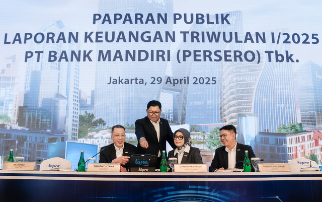 Direktur Utama Bank Mandiri Darmawan Junaidi (kedua dari kiri), Direktur Teknologi Informasi Timoty Utama (kiri), Direktur Human Capital & Compliance Ema Fitria (kedua dari kanan), dan Direktur Operation Toni Eko Boy Subari (kanan) pada Laporan Keuangan Triwulan I 2025 Bank Mandiri di Jakarta, Selasa (29/4). Foto: Dok. Bank Mandiri
