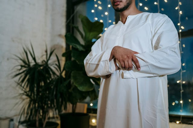 Ilustrasi Cara Sholat Jamak Dzuhur dan Ashar Berapa Rakaat. Sumber: Pexels/Michael Burrows