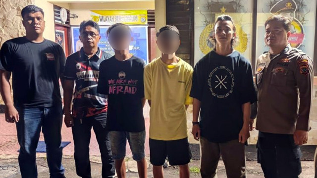 Dua orang terduga pelaku penganiayaan terhadap seorang pengemudi ojek online di Pakowa Manado, berhasil diamankan polisi. (foto: istimewa)