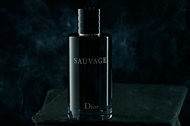 Rekomendasi Parfum Pria Old Money. Foto: Dior Sauvage. Sumber Unsplash Dmitry Vechorko