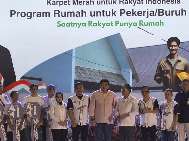 Penyerahan kunci rumah subsidi untuk buruh oleh Menteri PKP Maruarar Sirait dan Menaker Yassierli di Pertamina Simprug Arena, Jakarta Selatan pada Kamis (1/5/2025). Foto: Argya D. Maheswara/kumparan