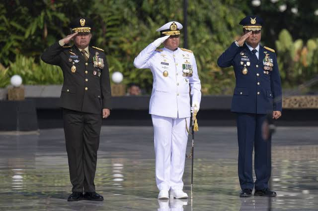 KSAD Jenderal TNI Maruli Simanjuntak (kiri) berbincang dengan KSAL Laksamana TNI Muhammad Ali (tengah), dan KSAU Marsekal TNI Mohamad Tonny Harjono saat menghadiri acara ziarah nasional di Taman Makam Pahlawan Nasional Utama Kalibata, Jakarta. Foto: ANTARA FOTO/Aprillio Akbar