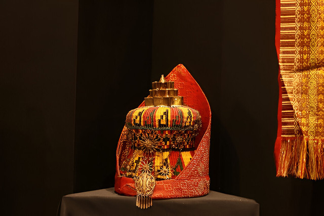 Kopiah Meukutop yang dipamerkan di Museum Aceh, merupakan lambang kehormatan dan warisan Aceh. Sumber foto: shutterstock.com