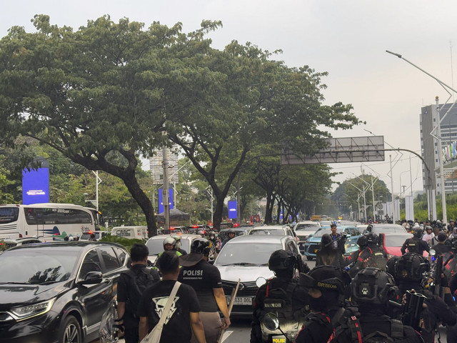 Suasana di Gerbang Pemuda Jakarta macet pada Kamis (1/5/2025). Foto: Abid Raihan/kumparan