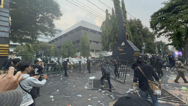 Ricuh demo di depan Kantor Gubernur Jawa Tengah, Kamis (1/5/2025). Foto: Intan Alliva Khansa/kumparan