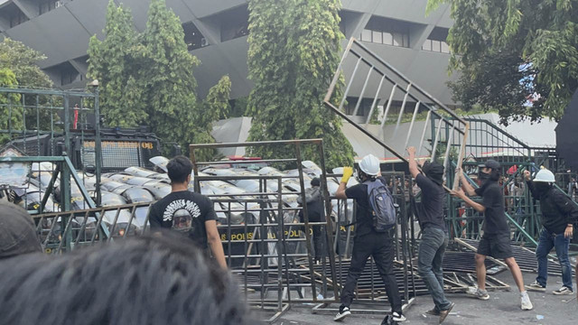 Ricuh demo di depan Kantor Gubernur Jawa Tengah, Kamis (1/5/2025). Foto: Intan Alliva Khansa/kumparan
