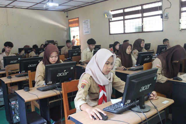 Sumber: Dok. Pribadi – Foto oleh Anita Dwiyanti diambil langsung dengan kamera pribadi. Siswa-siswa ini tengah mendalami teknologi dalam ruang kelas berbasis komputer, membuka peluang pendidikan yang lebih modern dan inklusif.