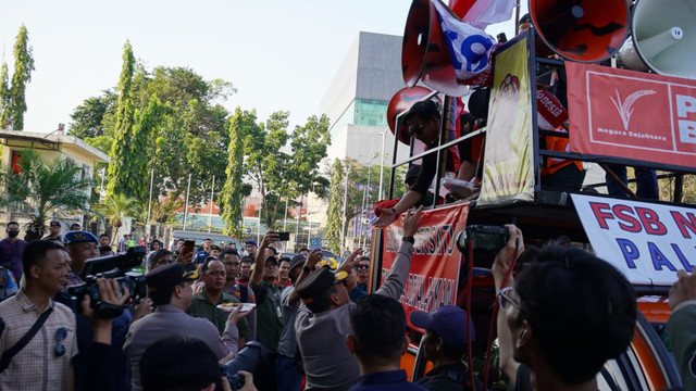 Peringatan Hari Buruh (May Day) 2025 di depan Kantor DPRD Sumsel/Anyelir.