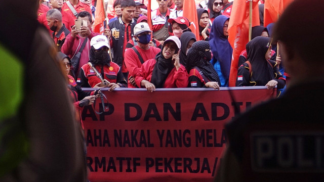 Aksi demo May Day ratusan buruh yang digelar di Gedung DPRD Sumsel, Kamis (1/5) Foto: abp/ayu/Urban id