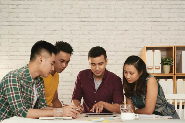 Ilustrasi Di era digital, siapa pun bisa menjadi komunikator politik. Generasi muda, tumbuh dalam dunia teknologi dan keterbukaan, kini memimpin perubahan arah politik ( sumber foto : freepik.com )