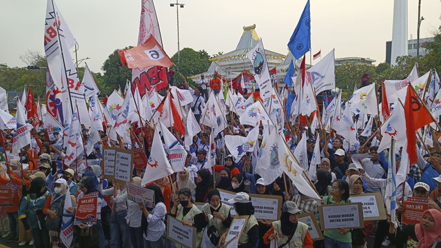 Massa buruh yang menggelar demo May Day di depan Kantor Gubernur Jawa Timur Jalan Pahlawan, Surabaya, pada Kamis (1/5/2025). Foto: Farusma Okta Verdian/kumparan