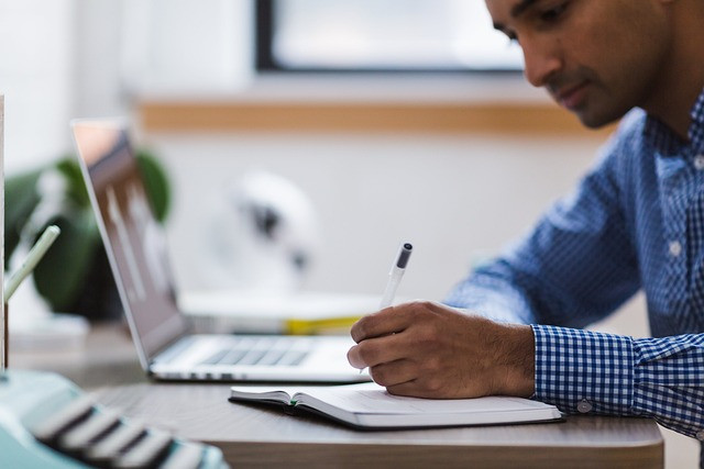 Menampilkan mahasiswa yang menulis di depan Laptop. (Sumber:https://pixabay.com/id/photos/pria-menulis-laptop-komputer-2562325/