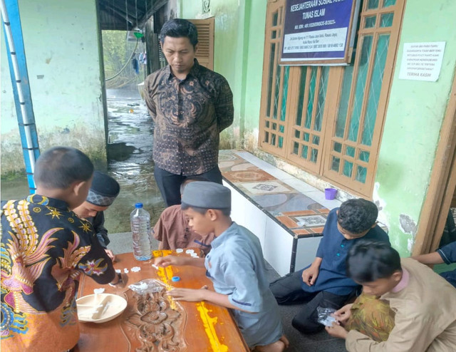 Dosen UM Pontianak memberikan pembinaan kepada anak-anak. Foto: Dok. Istimewa