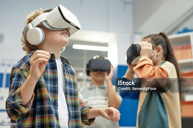 gambar ini di ambil di pixabay ( Bocah pirang dan teman teman bersemangat memakai headset VR di sekolah)