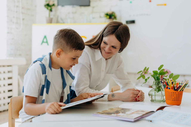 "Ilustrasi Seorang Guru dan Murid". Sumber : Pexels