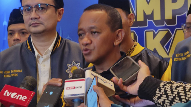Ketua Umum Golkar, Bahlil Lahadalia, usai kegiatan Halalbihalal DPP AMPI di Hotel Tribrata. Foto: Rachmadi Rasyad/kumparan
