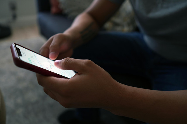 Foto oleh Joshua Mayo dari Pexels: https://www.pexels.com/id-id/foto/tangan-smartphone-ponsel-pintar-telepon-genggam-5912323/
