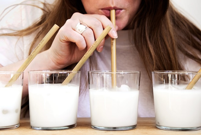 Rekomendasi Susu Kambing Etawa Terbaik. Foto hanya ilustrasi. Sumber foto: Unsplash/The Humble Co