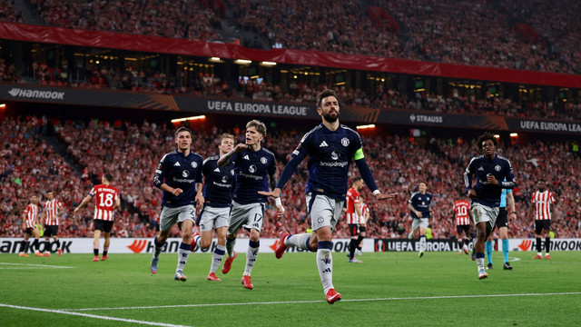 Selebrasi Bruno Fernandes dan rekan-rekannya saat laga Athletic Bilbao vs MU dalam semifinal leg 1 Liga Europa 2024/25 di San Mames, Bilbao, Spanyol, pada Jumat (2/5) dini hari WIB. Foto: Action Images via Reuters/Lee Smith