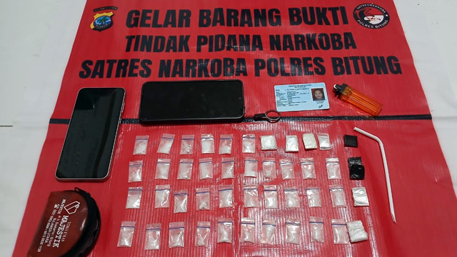 Barang bukti yang diamankan Satres Narkoba Polres Bitung dari seorang perempuan di Kelurahan Pateten Dua, Kecamatan Aertembaga. (foto: istimewa)