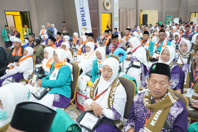 Jemaah haji kloter 1 Embarkasi Surabaya bersiap menuju bandara Juanda, Jumat (2/5) dini hari. Foto: Humas Kemenag Jatim