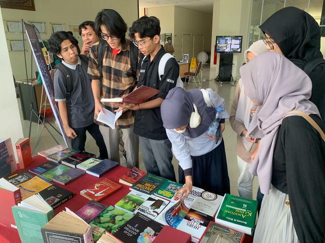 program rotate your book bagi mahasiswa untuk meningkatkan literasi