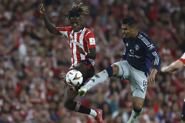 Pemain Athletic Bilbao Nico Williams berebut bola dengan pemain Manchester United Casemiro pada pertandingan semi final Liga Europa di Stadion San Mames, Bilbao, Kamis (30/4/2025). Foto: Lee Smith/Reuters