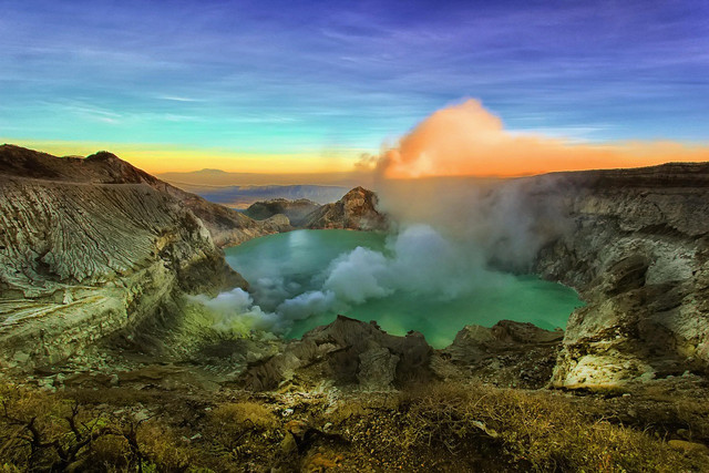 https://pixabay.com/photos/mountain-indonesia-volcano-4524786/