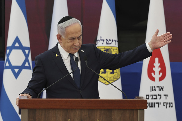 Perdana Menteri Israel Benjamin Netanyahu menyampaikan pidato politik saat Hari Peringatan Israel untuk mengenang Prajurit yang gugur di Tugu Peringatan Yad LaBanim, Yerussalem, Israel, Selasa (29/4/2025). Foto: Abir Sultan/POOL/AFP