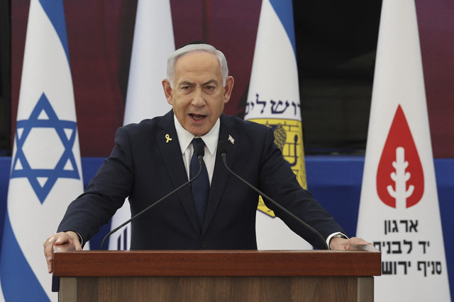 Perdana Menteri Israel Benjamin Netanyahu menyampaikan pidato politik saat Hari Peringatan Israel untuk mengenang Prajurit yang gugur di Tugu Peringatan Yad LaBanim, Yerussalem, Israel, Selasa (29/4/2025). Foto: Abir Sultan/POOL/AFP