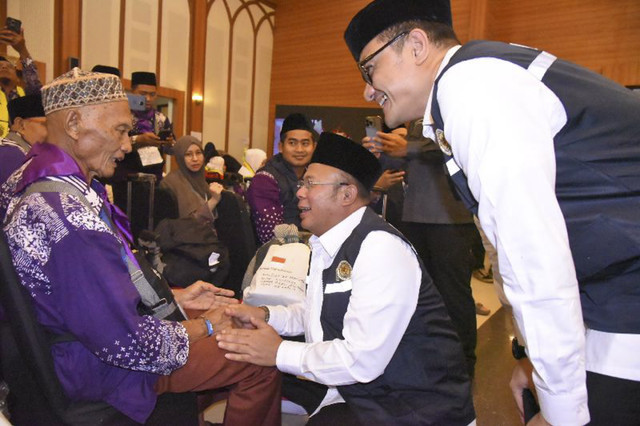 Wakil Ketua DPR RI Bidang Koordinator Kesejahteraan Rakyat (Korkesra) Cucun Ahmad Syamsurijal, saat melepas calon jemaah haji (calhaj) di Asrama Haji Embarkasi Jakarta, Kamis, (1/5/2025). Foto: Dok. DPR RI