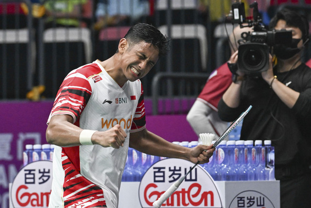 Tunggal putra Indonesia Alwi Farhan saat melawan tunggal putra Denmark Anders Antonsen pada pertandingan Badminton Piala Sudirman di di Fenghuang Gymnasium, Xiamen, China, Kamis (1/5/2025). Foto: Adek Berry/AFP