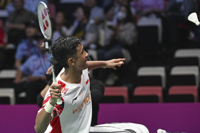 Tunggal putra Indonesia Alwi Farhan saat melawan tunggal putra Denmark Anders Antonsen pada pertandingan Badminton Piala Sudirman di di Fenghuang Gymnasium, Xiamen, China, Kamis (1/5/2025). Foto: Adek Berry/AFP