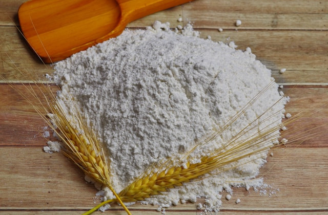 Perbandingan Tepung Terigu dan Tepung Beras untuk Gorengan. Foto Hanya Ilustrasi, Bukan Sebenarnya. Sumber Foto: Unsplash.com/Immo Wegmann