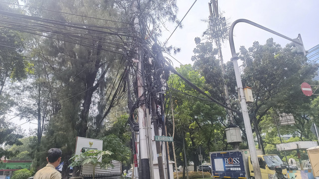 Pemandangan kabel semrawut hingga menjuntai di Jalan Merdeka Timur sekitar Stasiun Gambir, Jakarta Pusat, Jumat (2/5/2025). Foto: Thomas Bosco/kumparan