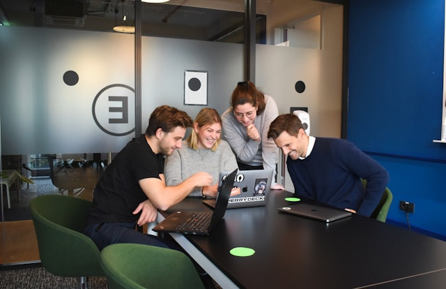 Model Jam Kerja di Perusahaan Startup. Foto Hanya Ilustrasi, Bukan Sebenarnya. Sumber Foto: Unsplash.com/Cherrydeck