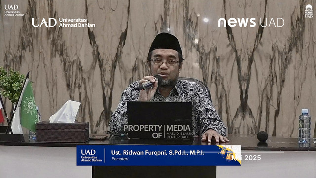 Ustaz Ridwan Furqoni, S.Pd.I., M.P.I. sebagai Pemateri Kajian Ahad Pagi di Masjid Islamic Center Universitas Ahmad Dahlan (UAD) (Dok. Darmawan)