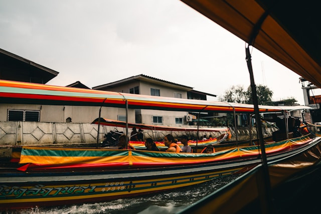 Harga Tiket Wisata Perahu Kalimas Surabaya 2025. Foto hanya ilustrasi, bukan sebenarnya. Sumber: unsplash.com/Ali Kazal