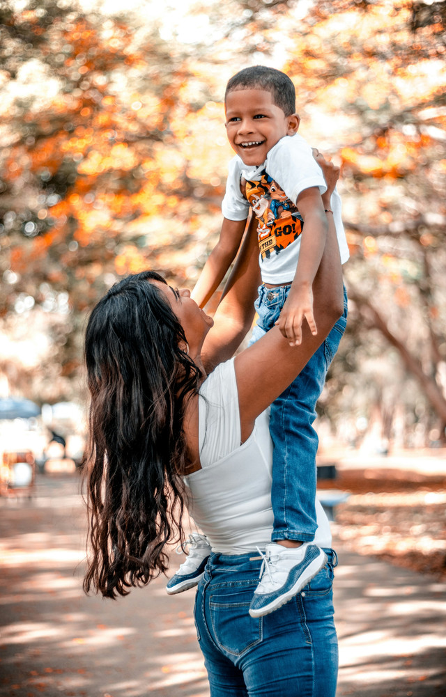 Pelukan ibu dan anak – Foto oleh Gama. Films di Unsplash.