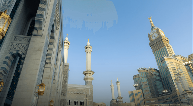 Hotel-hotel berbintang 5 di sekitar Masjidil Haram. Tower Zamzam di sebelah kanan. Foto: Kemenhaj KSA