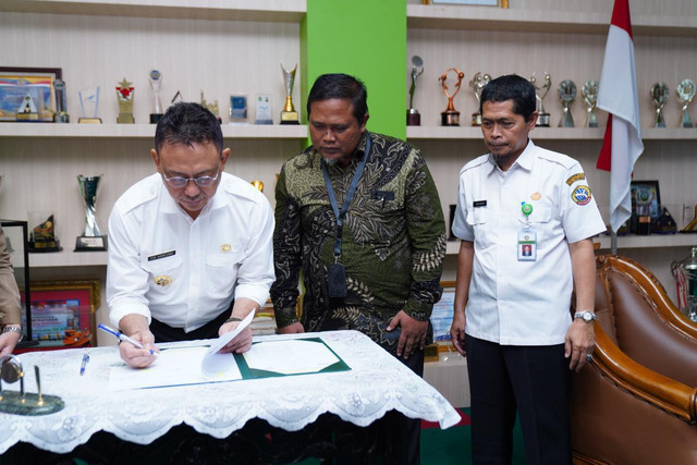 Wali Kota Pontianak, Edi Rusdi Kamtono saat menandatangani MoU bersama LLPOM MUI Kalbar. Foto: Dok. Prokopim Pemkot Pontianak