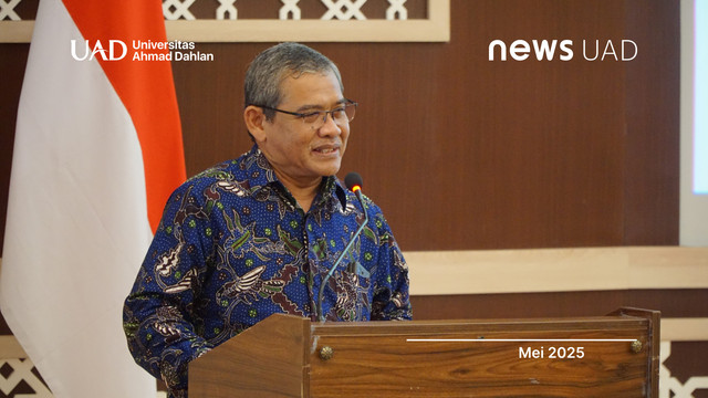 Rektor Universitas Ahmad Dahlan (UAD), Prof. Dr. Muchlas, M.T., pada Seminar Kebencanaan (Dok. Humas UAD)