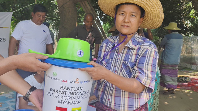 Salah seorang warga Myanmar menerima bantuan kemanusiaan dari Tim Kemanusiaan Muhammadiyah